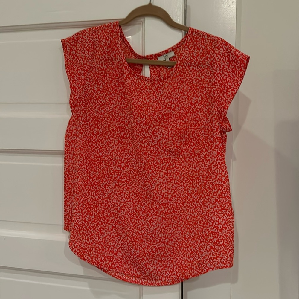 Joie brite pink & blush 100% silk blouse. Back button closure.